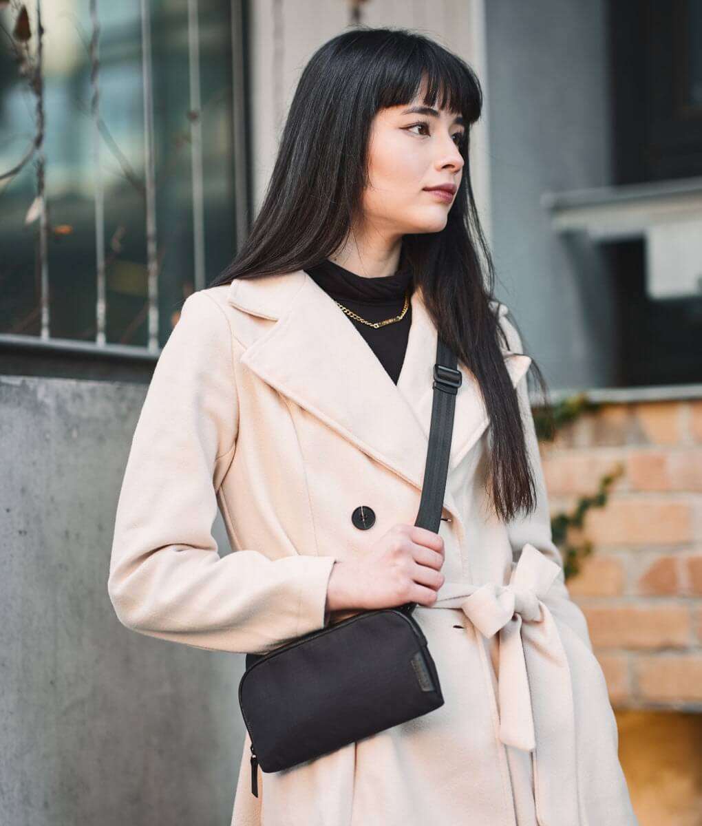 Woman wearing the Flight Pouch as a cross body