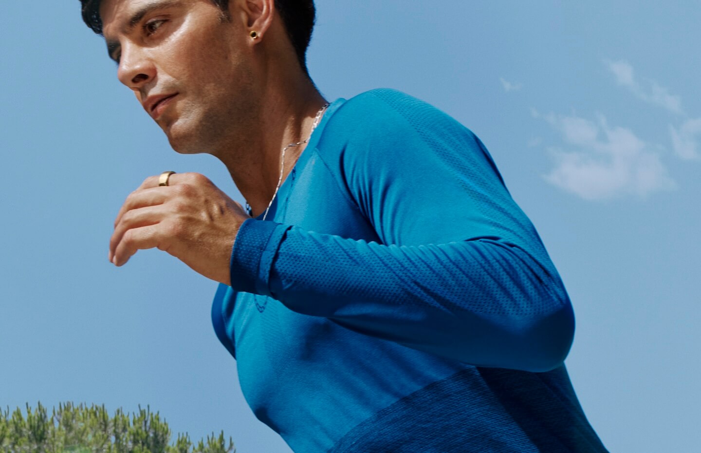 Man wearing the Oura Ring 4 and running