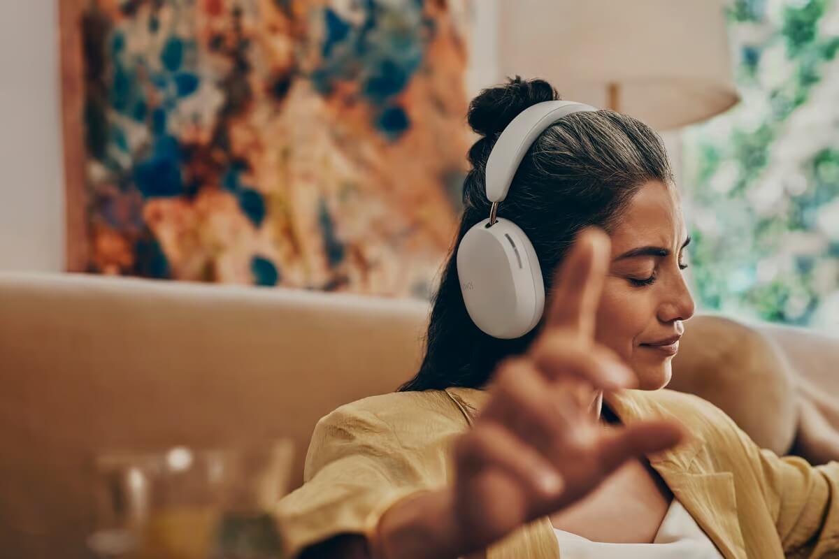 woman using the sonos headphones