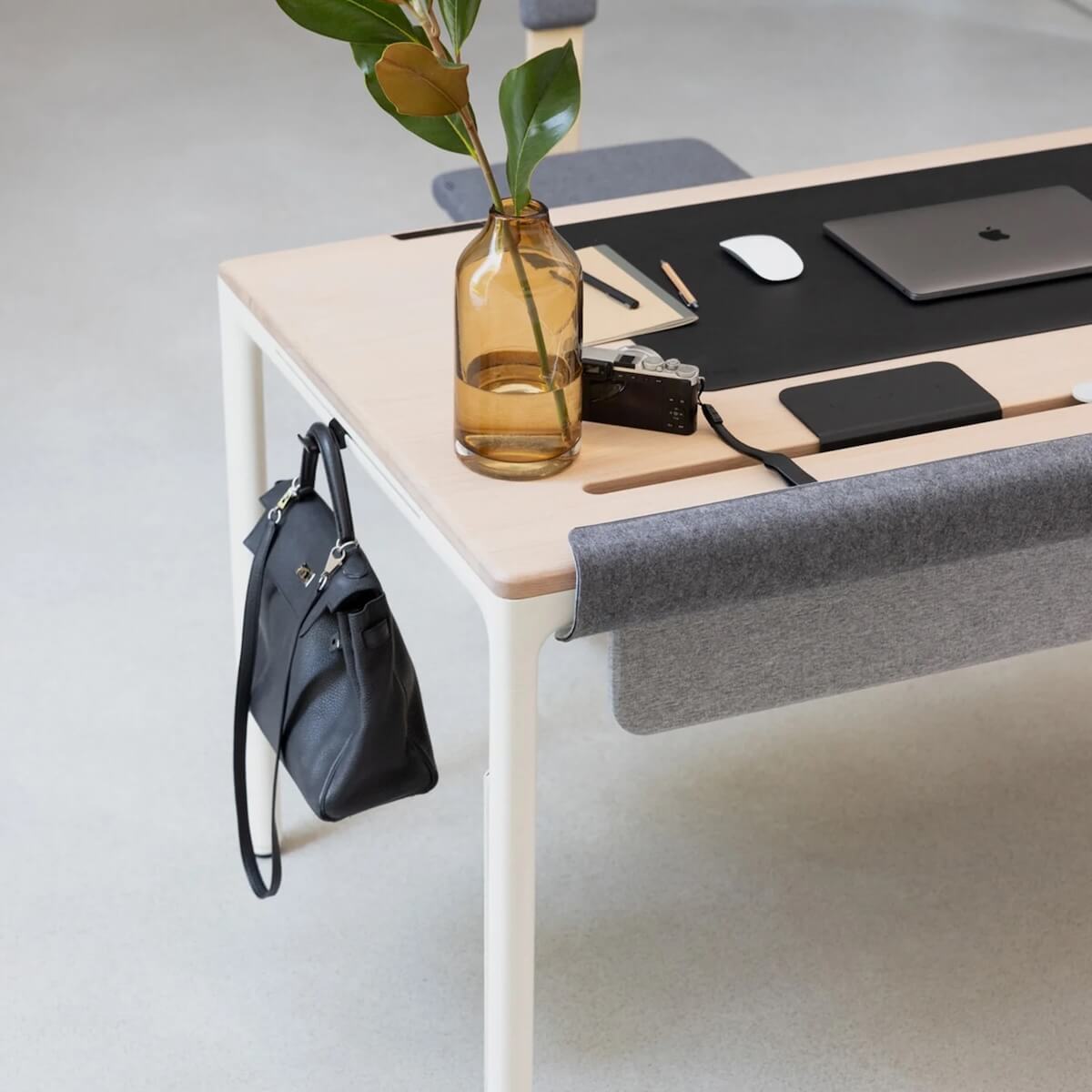 BeFlo desk style with bag hanging